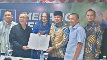 Zulhas Hands Over PAN Decree Supports Rudy Mas'ud-Seno Aji In East Kalimantan Gubernatorial Election