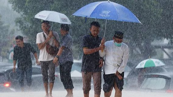 今日、インドネシア全土が雨の可能性があり、スラバヤは雷に注意する