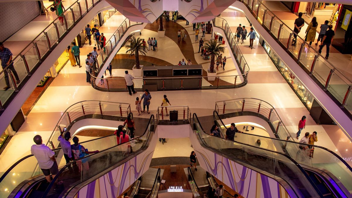 看到雅加达的购物中心准备重新开放6月15日