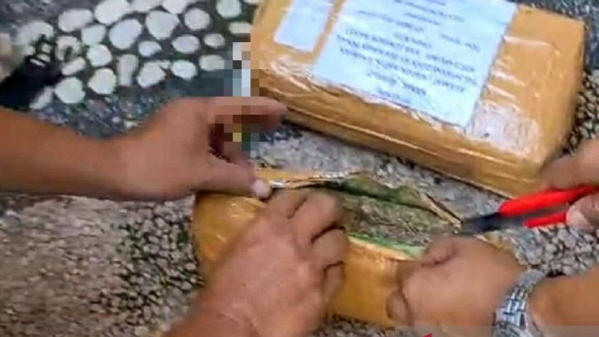 マタラムの29歳の男性は、メダンから1.1kgのマリファナを含むパッケージを受け取った後、BNNP役員によって一斉検挙されました