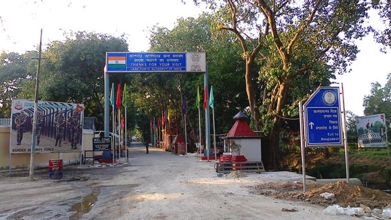 India Considers Using Snakes and Crocodiles Along Border with Bangladesh