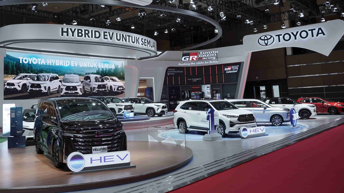 टोयोटा IIMS में विशेष बिक्री कार्यक्रम और पूर्ण हाइब्रिड ईवी पेश करता है