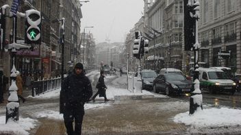 大雪导致英国多所学校停课，停电