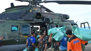 TNI déploie un hélicoptère pour transporter 4 tonnes de logistique vers le site de la catastrophe d'Aceh