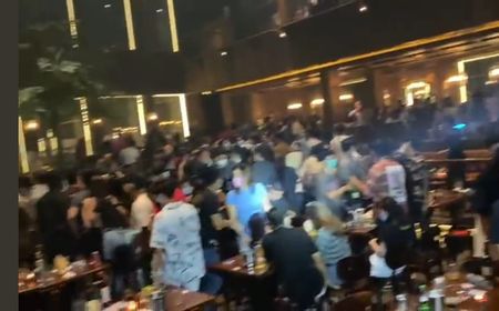 Kerumunan di Kafe Holywings Kemang Viral, Warganet Usul Pelanggar 3 Bulan Jadi Petugas Makam COVID