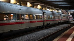 Kereta di Jerman Tergelincir, Tiga Orang Tewas