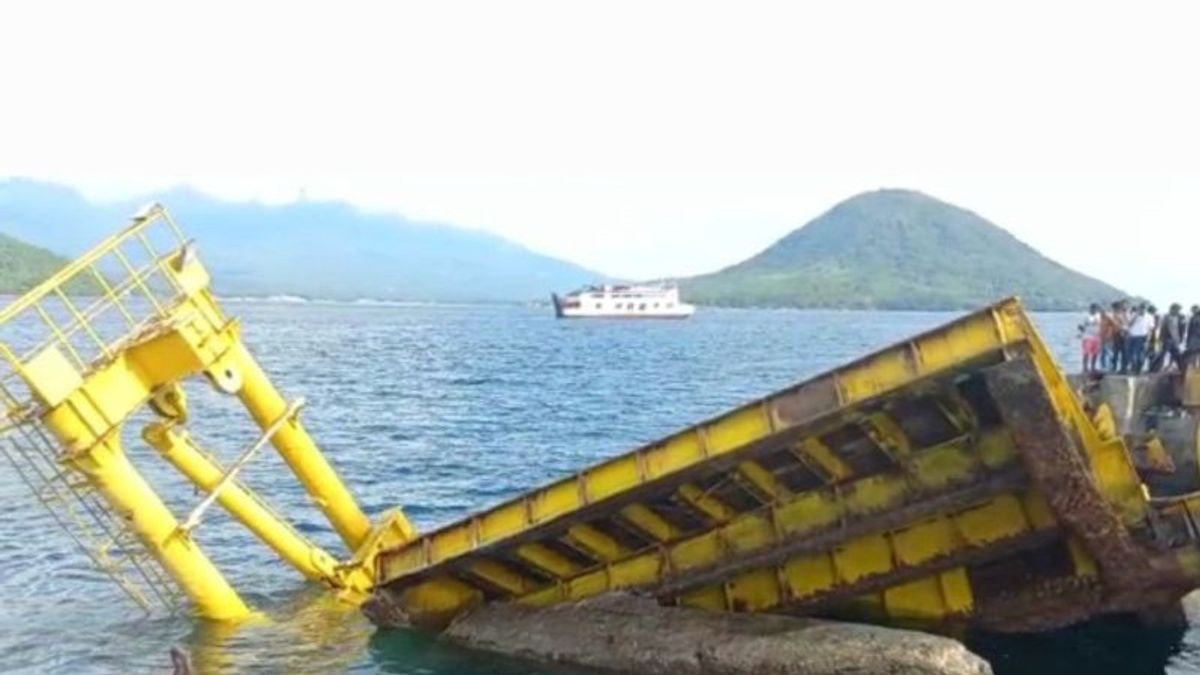 Jembatan Dermaga Bastiong Ternate Ambruk Ditabrak Feri, Kerugian Puluhan Miliar