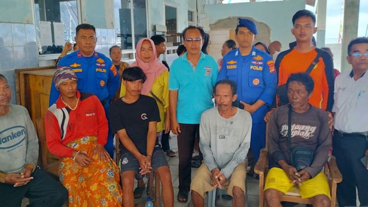SAR Team Rescues 6 Crew Members Of Fishing Boat Sinking On Lampung Sebuku Island