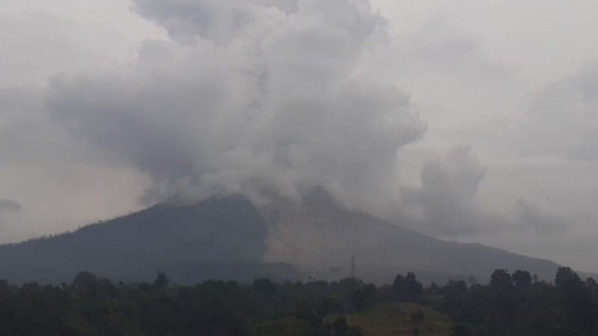 Éruption Du Mont Sinabung Avec Des Nuages Chauds Observés à 1000 Mètres