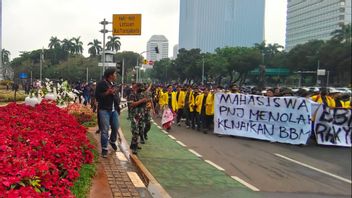 Tolak Kenaikan BBM, BEM SI Padati Ruas Jalan Medan Merdeka Barat