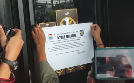 Satpol PP Tutup Gerai Holywings Palembang