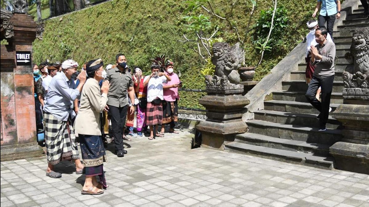 Visit Tirta Empul Temple, Jokowi Reminds Cultural Assets To Be Careful