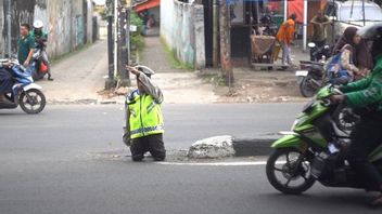 Dedi, A Person With Disabilities Who Is Willing To Regulate Traffic In Ciledug, Has Been Managed By Thugs To Fight For Land