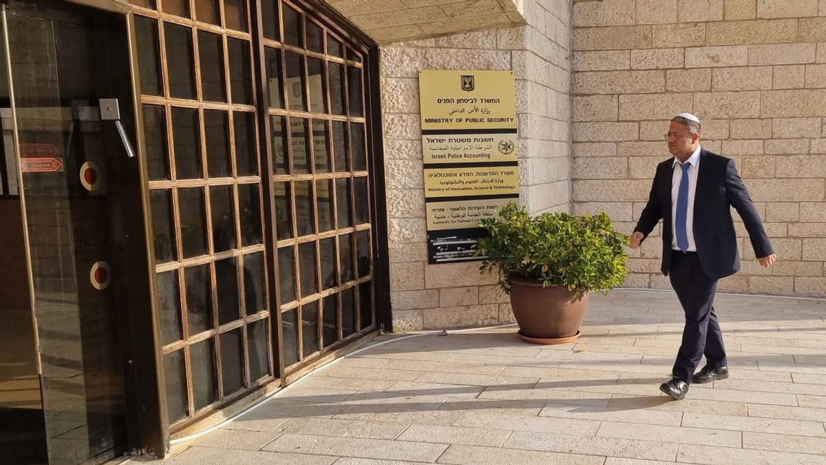 先週、アルアクサ複合施設を訪問したベングビルは、イスラエル警察に公共スペースでパレスチナの旗を撤去するよう命じました。