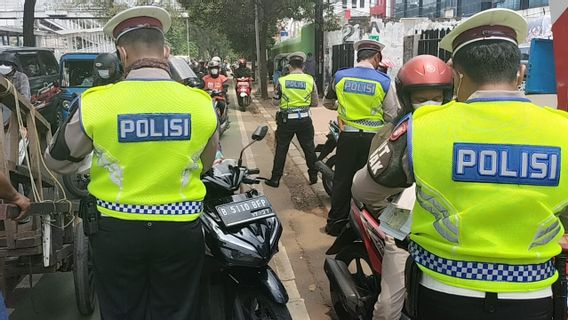 Teenager In Tanjung Priok Hits Polantas Using Helem Because He's Upset About Being Ticketed