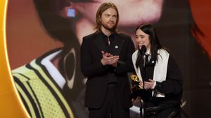 Terselip di Gaun Mewah Yves hingga Chanel, Musisi Bersatu Kecam ICE di Grammy Awards 2026
