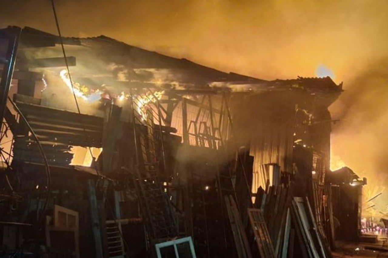Allegedly Due To An Electric Short Circuit, A House And Warehouse In Koja Ludes Caught Fire Early Saturday