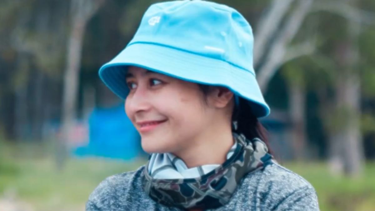 Trouver une petite amie qui a des mêmes passe-temps, Intitul 7 Portrait de Prilly Latuconsina Mancing dans le lac Tajwid Pekanbaru