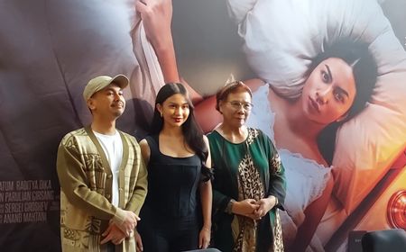 Raditya Dika Diajari Merokok oleh Ariel Tatum di Film Catatan Harian Menantu Sinting