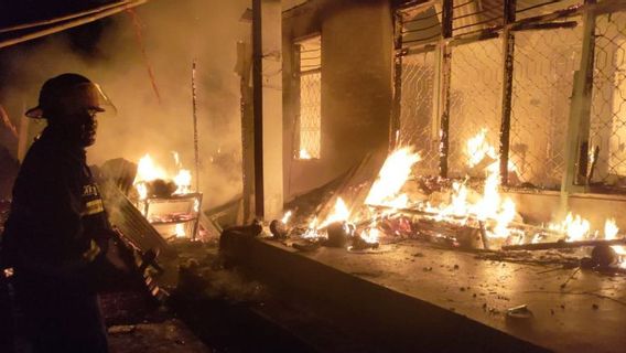 The Fire At Home In Padang When The Resident Is Being Engulfed, The Fire Department Of Duga Triggers A Short Circuit