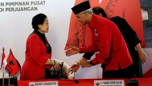 Momen Ganjar 'Si Rambut Putih' Membungkuk Hormat ke Megawati Saat Dipakaikan Kopiah Hitam 