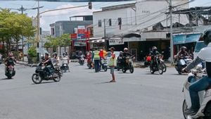 Terjadi Lagi, Pak Ogah Patok Uang "Jasa" Motor Naik Trotoar Demi Hindari Macet di Senayan  