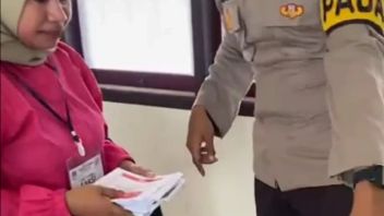 警察がハルマヘラ・コブロスで女性を捕まえる 数十通の投票用紙