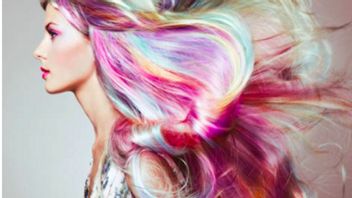 5 Warna Rambut yang Bakal Jadi Tren di Tahun 2022, dari Buttery Platinum hingga Hidden Rainbow 