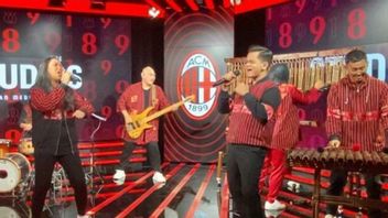 Together With Daniele Massaro And Franco Baressi, The Indonesian Angklung Foundation Performs At AC Milan Headquarters