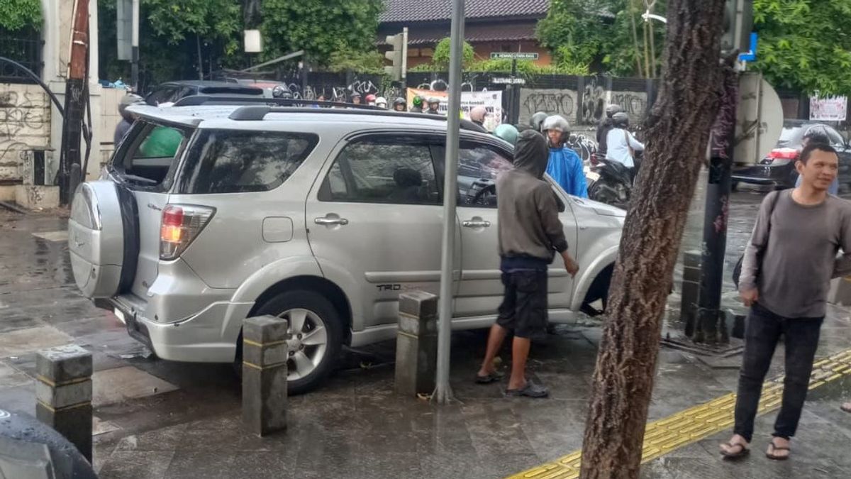 9-Year-Old Boy Nyetir Toyota Rush Collis Tiang In Kemang, South Jakarta Due To Online Game Obsession