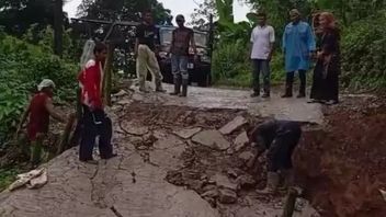 Hujan Deras Picu Longsor, Jalan Poros Desa di Lebak Selatan Putus