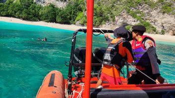 The SAR Team For The Evacuation Of Egyptian Foreigners Injured While Swimming At Kelingking Beach Nusa Penida Bali