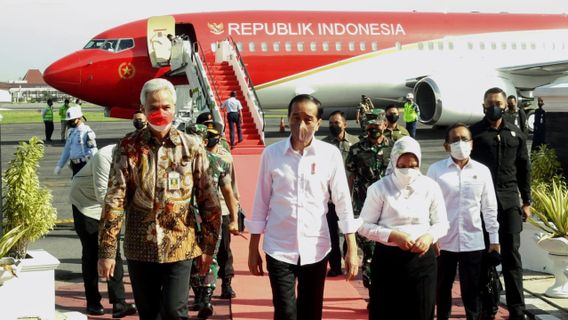 Keisengan Ganjar Pranowo, Mainan Payung Kala Hujan Saat Dampingi Jokowi Temui Pedagang Wonosobo