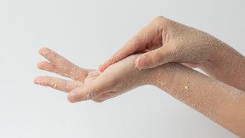 再び潤いを得るには、乾いた手や荒れた手に対処する5つの方法に従ってください