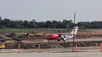 Pesawat Kepresidenan Bawa Jokowi Mendarat Perdana di Bandara Nusantara IKN 