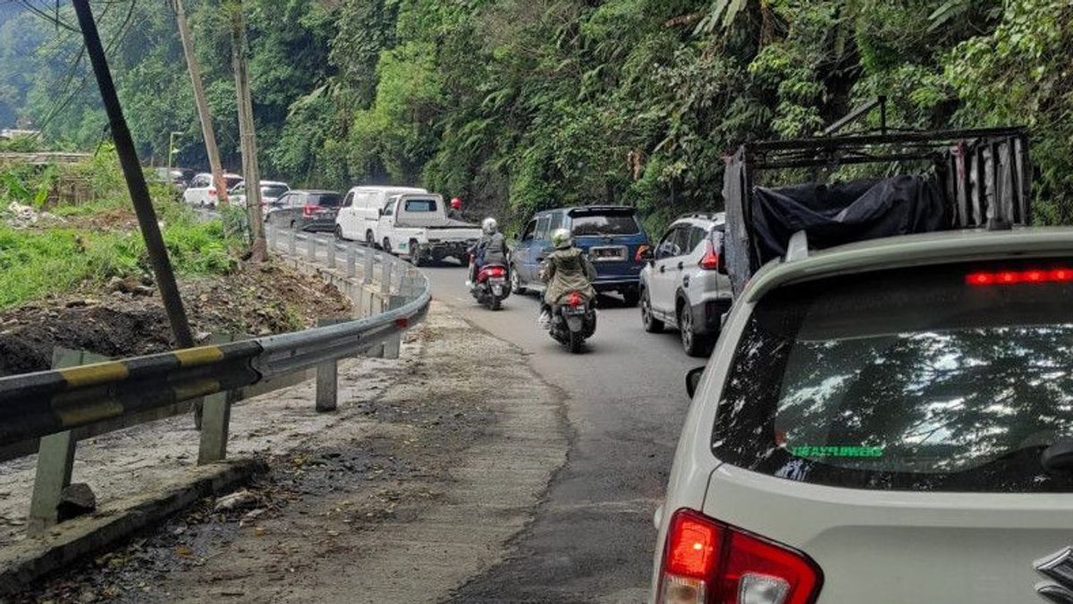 The Volume Of Vehicles On The Puncak-Cianjur Route Increases Ahead Of The New Year