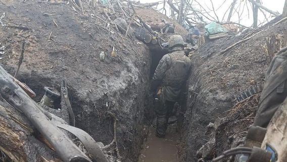 ロシアワーグナーグループのボスは、ウクライナ軍のバクムットを支配したと主張しています:彼らはトイレに旗を掲げました