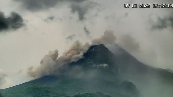 Le Mont Merapi Lance Une Chute De Nuages Chauds 2 Fois à 2,5 Km