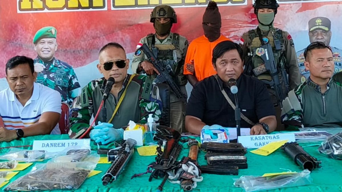 Joint Team Of The Indonesian National Police Arrests 1 Member Of The Egianus Kogoya Group, Ammunition And Weapons Seized