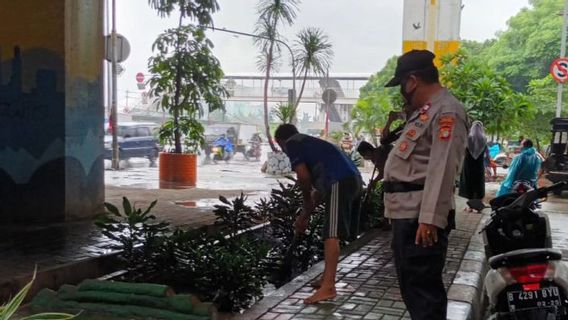 Tidak Pakai Masker, 51 Warga di Cengkareng Terkena Sanksi Petugas