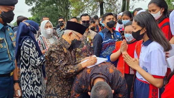 Pelajar di Balige Lambaikan Tangan di Pinggir Jalan, Sodorkan Buku Minta Tanda Tangan Wapres Ma’ruf Amin