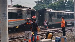 rénovation par la police arrêtée par un adolescent de Jakarta, brûleur d’une camionnette à la gare de monument Jogja, souvent malade et abaissé parce qu’il n’y a pas de billets