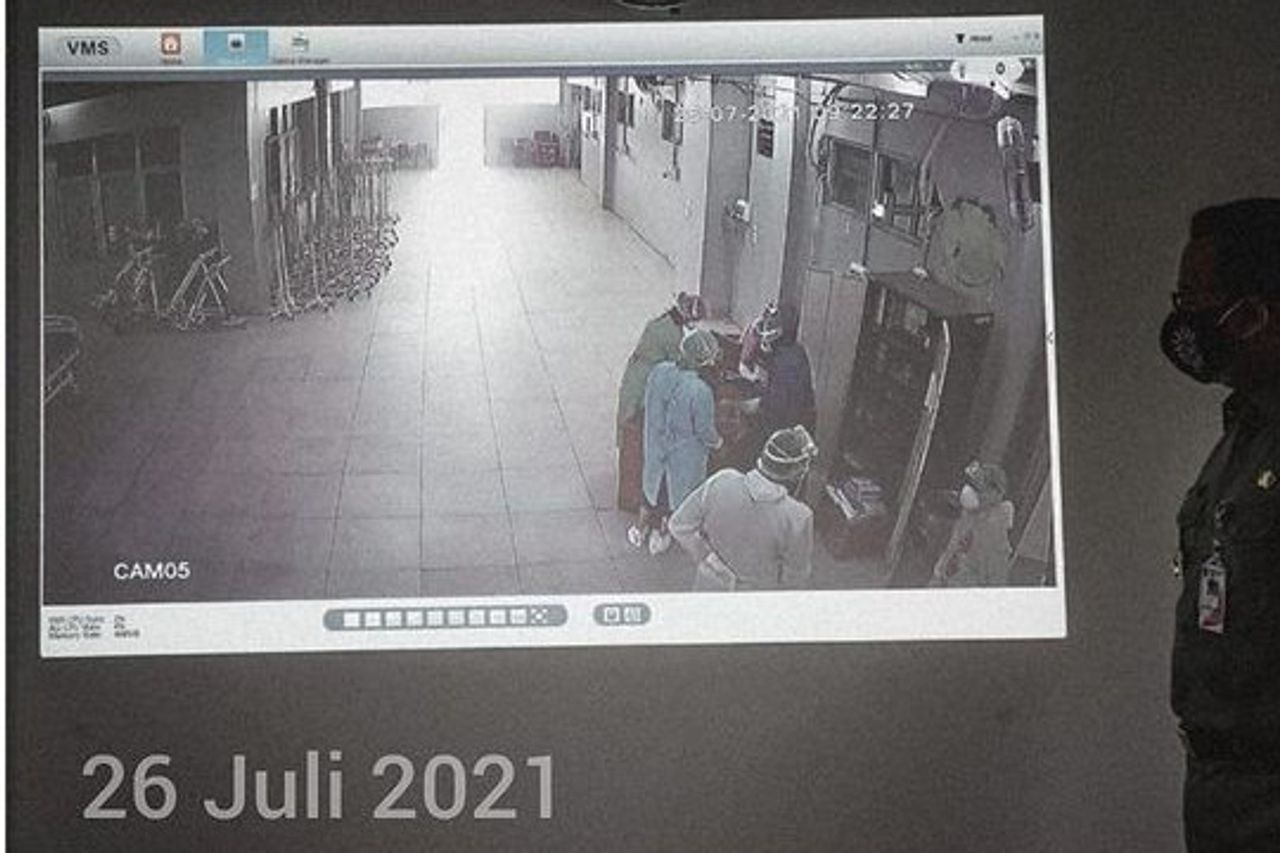 ジャカルタの緊急治療室の2つの異なる条件の写真を示すアニス・バスウェダンの意味を読む
