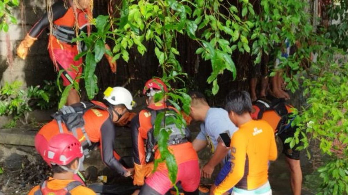 Tim SAR Evakuasi Jasad Mahasiswa Terseret Banjir di Denpasar