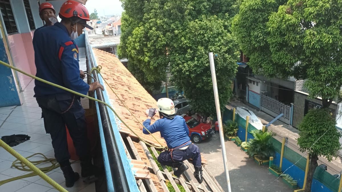 Not Strongly Holding A Load, The Canopy Officer Of The Cempaka Putih Elementary School Building Roboh