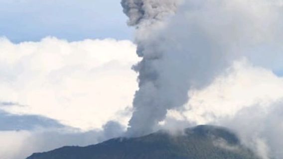 イブ山が再び噴火し、1.2キロメートルの高さの灰を発射