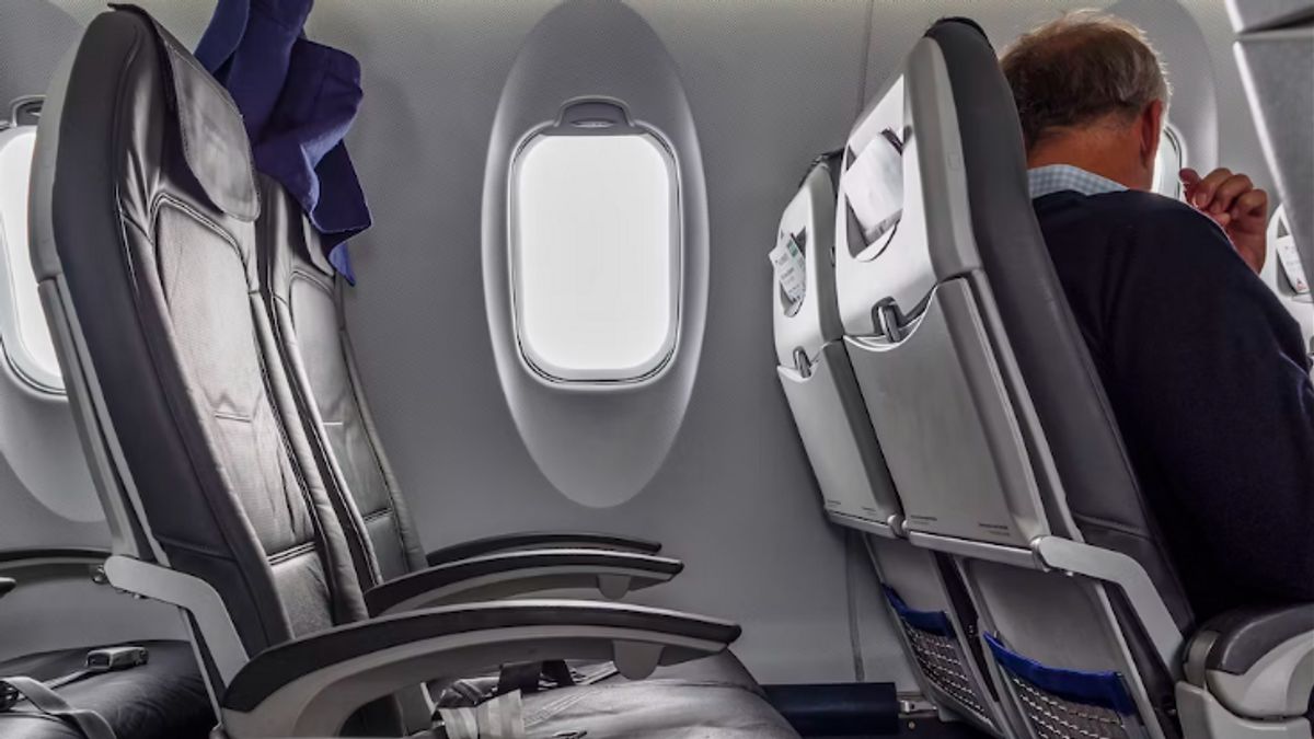 飛行機のベンチを置く倫理と椅子を置くフロント乗客を叱責する方法