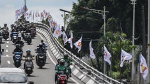 Satpol PP Copot Atribut Parpol yang Membahayakan Pengendara