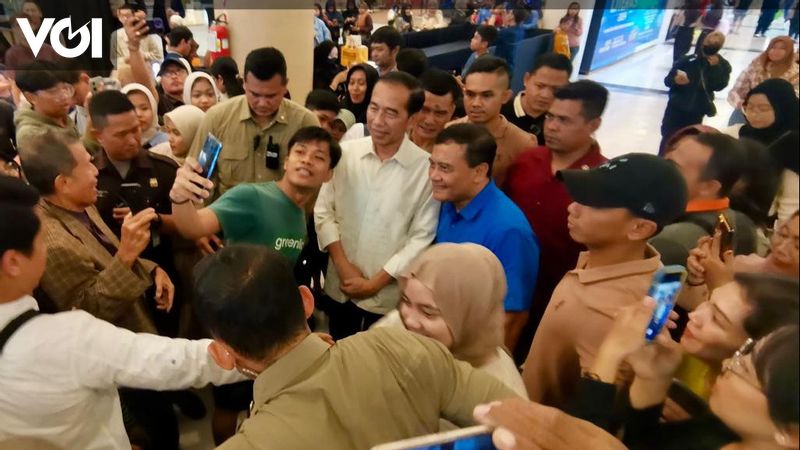 Jokowi Invites Visitors To Ngopi Shopping Center With Ahmad Luthfi