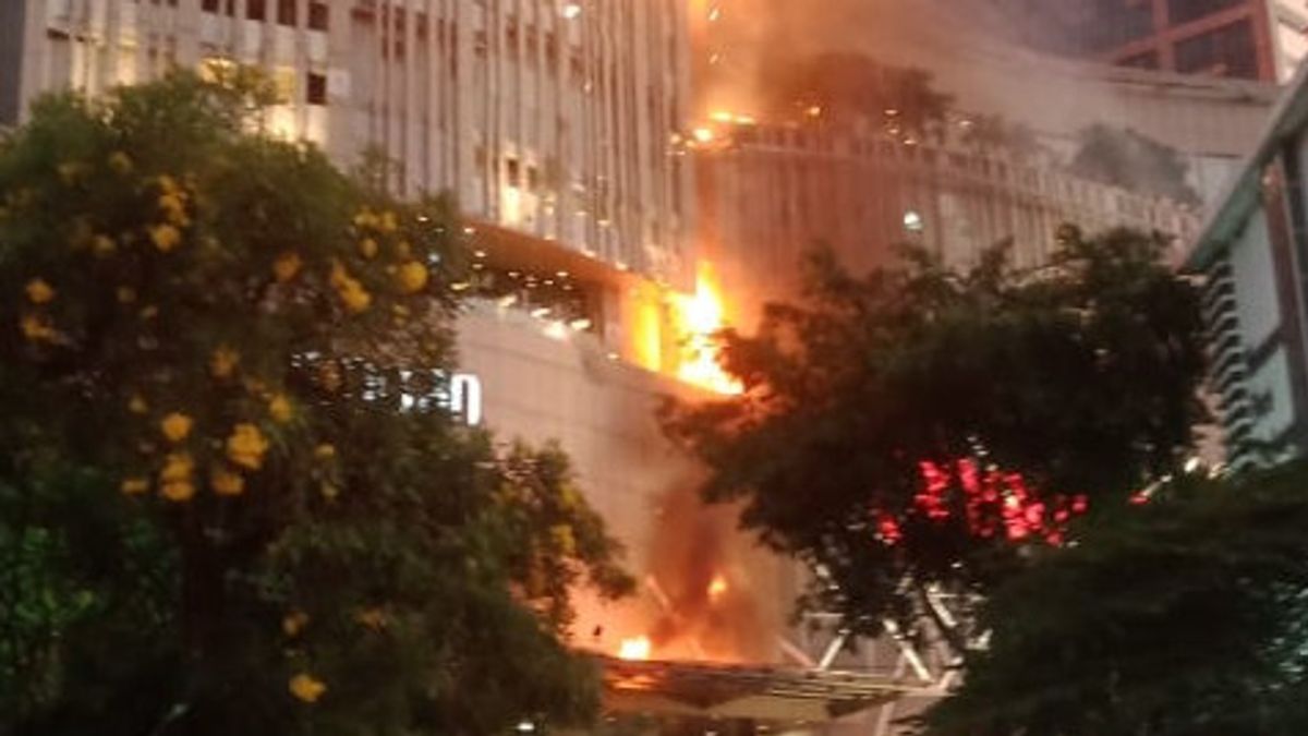 Mal Terbesar di Jatim Tunjungan Plaza Terbakar, Bronto Skylift Dikerahkan